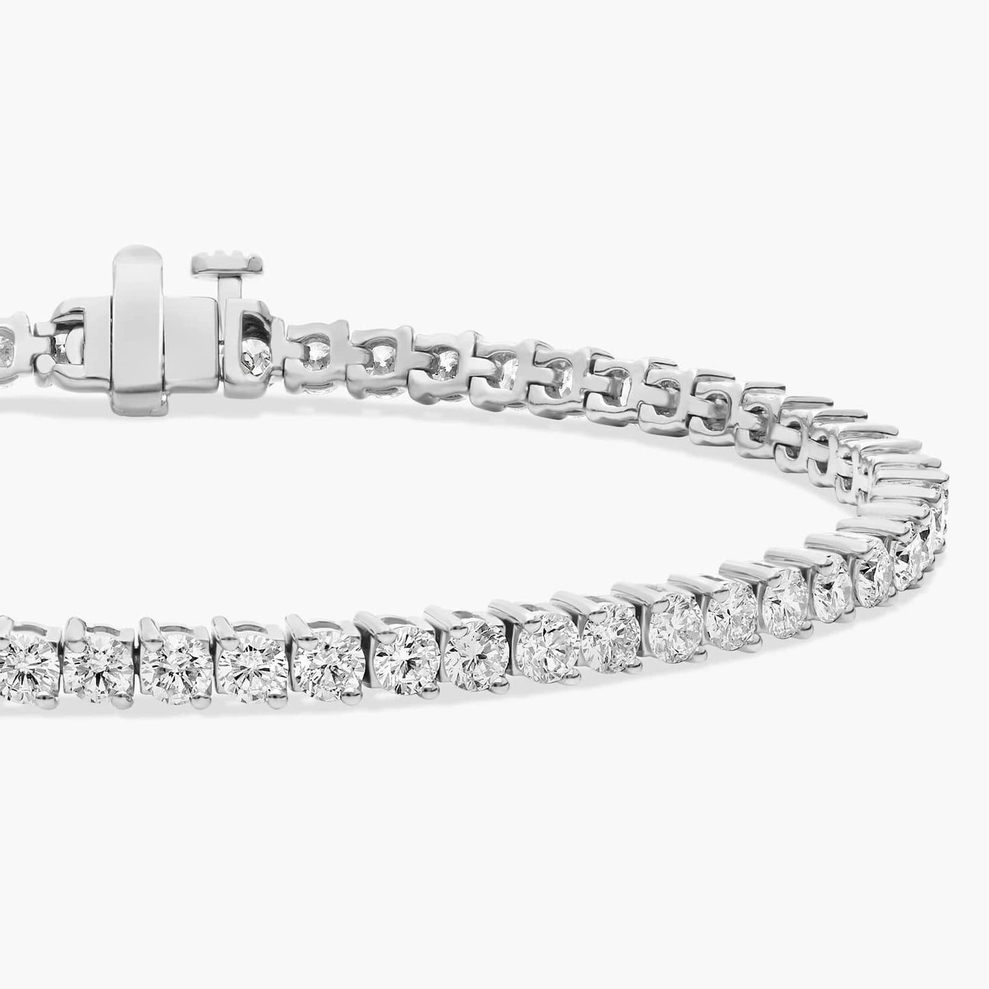 Round Cut Diamond Tennis Bracelet in White Gold